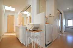 廊下の様子。洗濯機と洗面台が設置されています。(2013-10-16,共用部,OTHER,2F)