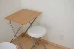 各部屋には小さなテーブルとチェアが備え付けられています。（201号室）(2013-10-16,専有部,ROOM,2F)