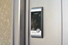 玄関の鍵はナンバー式のオートロック。(2022-04-08,周辺環境,ENTRANCE,2F)