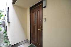 シェアハウスの正面玄関。オーナーさんも同じ玄関を使用します。(2010-09-24,周辺環境,ENTRANCE,1F)