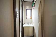 洗面台の様子。脱衣スペースはカーテンで仕切ります。(2010-09-24,共用部,OTHER,2F)
