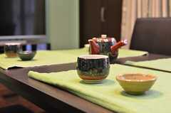 お茶の時にはオーナーさんが用意した焼物で。(2014-03-24,共用部,OTHER,1F)