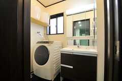 脱衣室には洗濯機と洗面台が設置されています。(2014-03-24,共用部,BATH,1F)