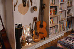 入居者さんが持ってきた楽器や、作ったアート作品などが飾られています。(2021-06-08,共用部,LIVINGROOM,1F)
