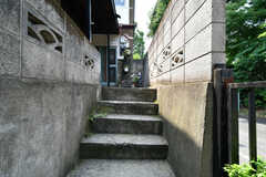 玄関前には階段があります。(2021-06-08,周辺環境,ENTRANCE,1F)