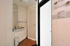 脱衣室に設置された洗面台の様子。右手のドアがバスルーム、奥のドアはトイレに繋がります。(2011-04-12,共用部,BATH,1F)
