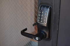 玄関の鍵はナンバー式のオートロック。(2023-02-27,周辺環境,ENTRANCE,1F)