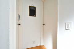 右手のドアがリビング、左手のドアがオーナーさん住戸です。(2023-02-27,共用部,OTHER,2F)