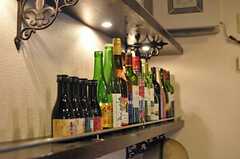 棚にはお酒のビンがいろいろ。(2012-03-22,共用部,LIVINGROOM,1F)