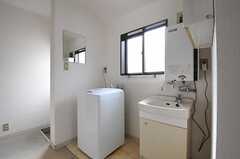 廊下に設置された洗面台、洗濯機の様子。(2012-03-22,共用部,LAUNDRY,2F)