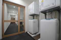 ラウンジと廊下の間にある小部屋には洗濯機と乾燥機が設けられています。(2015-03-06,共用部,LAUNDRY,1F)