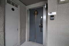 シェアハウスの玄関ドアの様子。(2012-03-08,周辺環境,ENTRANCE,2F)