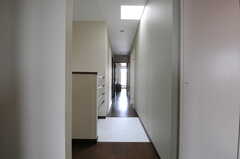 廊下の様子。左手に階段、正面奥はリビングです。(2012-03-08,共用部,OTHER,3F)