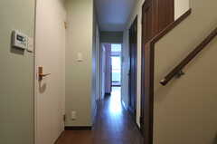 廊下の様子。左手の白いドアがシャワールーム、正面が201号室、右手のドアがトイレです。(2012-03-08,共用部,OTHER,2F)
