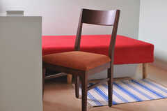 挿し色の椅子とベッド。（305号室）(2012-03-08,専有部,ROOM,3F)