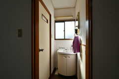 2階にもトイレ、洗面台が設置されています。(2021-03-16,共用部,OTHER,2F)