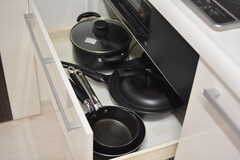 鍋やフライパンはヒーター下に収納されています。(2021-02-09,共用部,KITCHEN,1F)