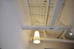 ラウンジも天井が高く、梁が剥き出しになっています。(2010-03-02,共用部,OTHER,2F)
