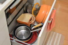 フライパンや鍋類はヒーター下に設置されています。(2021-09-10,共用部,KITCHEN,1F)