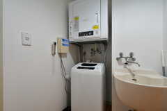 洗濯機と乾燥機の様子。乾燥機はコイン式です。(2021-06-15,共用部,LAUNDRY,1F)