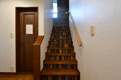階段の様子。本棚のデザインです。(2021-06-15,共用部,OTHER,1F)
