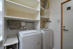 洗濯機の様子。上部の棚には部屋ごとにボトルや洗顔グッズなどを置いておけます。(2022-06-06,共用部,LAUNDRY,1F)