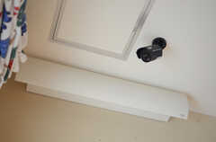 窓際には防犯のための監視カメラが設置されています。(2013-06-20,共用部,OTHER,3F)
