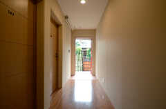廊下の先には、夜間用玄関があります。(2013-06-20,共用部,OTHER,1F)