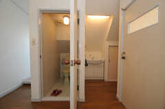 廊下に設置された洗面台。すぐ脇はトイレです。(2010-12-28,共用部,TOILET,3F)