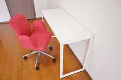 各専有部には机と椅子が設置されています。（301号室）(2010-07-02,専有部,ROOM,3F)