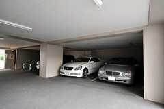 駐車場も有料で利用することができます。 (2010-10-19,共用部,GARAGE,1F)