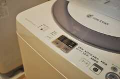 洗濯機の様子。乾燥機はガス式です。(2014-06-17,共用部,LAUNDRY,1F)