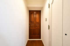 廊下の様子。右手のドアがトイレです。(2021-04-06,共用部,OTHER,2F)