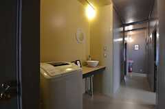 廊下に設置された洗濯機の様子。(2014-07-24,共用部,LAUNDRY,2F)