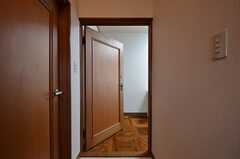 専有部のドア。ちょっと幅広です。（301号室）(2014-11-18,専有部,ROOM,3F)