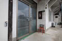 シェアハウスの正面玄関。(2013-05-13,周辺環境,ENTRANCE,1F)