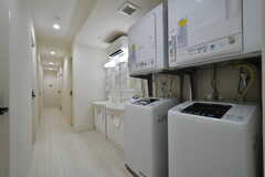廊下には洗濯機と乾燥機が設置されています。(2018-07-10,共用部,LAUNDRY,1F)