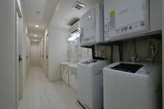 廊下には洗濯機と乾燥機が設置されています。(2018-07-10,共用部,LAUNDRY,2F)