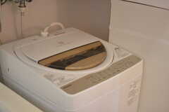 脱衣室に設置された洗濯機。(2021-11-25,共用部,LAUNDRY,1F)