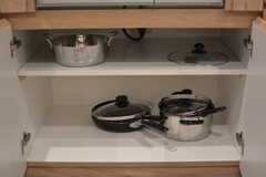 フライパンや鍋類はヒーター下に収納されています。(2021-03-16,共用部,KITCHEN,1F)