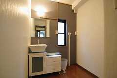 シャワールームの脱衣室の様子。洗面台が設置されています。(2012-01-06,共用部,BATH,1F)