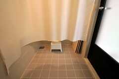 カーテンで仕切ると、バスルームとシャワールームが同時利用できます。（301号室）(2011-01-14,共用部,BATH,3F)