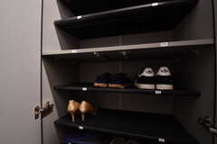靴箱の様子。靴箱は専有部ごとにスペースが用意されています。(2018-09-07,周辺環境,ENTRANCE,1F)