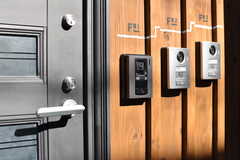 玄関のドアハンドル。インターホンはフロアごとに設置されています。(2017-02-02,周辺環境,ENTRANCE,1F)