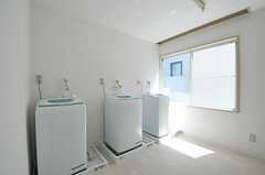 3台並んだ洗濯機の様子。(2011-04-14,共用部,LAUNDRY,1F)