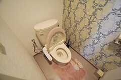 ウォシュレット付きトイレの様子。壁紙も特徴的です。(2011-04-14,共用部,TOILET,2F)