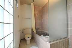 男性専用の洗面台から振り返ると、バスルームとトイレがあります。(2011-04-14,共用部,BATH,2F)