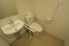 ウォシュレット付きトイレの様子。イベント時も利用できるよう優しい設計で広さもあります。(2013-03-01,共用部,TOILET,2F)