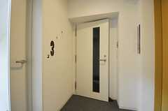 エレベーターを降りると、右手が専有部に続くドア、左手にランドリールームがあります。ランドリールームに靴箱があります。(2013-03-01,共用部,OTHER,3F)