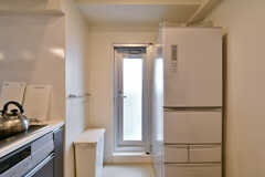 キッチンの奥のドアから、外廊下に出られます。(2022-03-03,共用部,OTHER,2F)